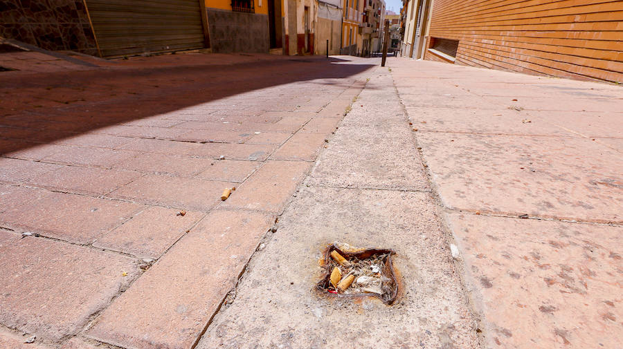 En apenas cien metros, en la calle Buenavista de Motril, se acumulan tres tipos distintos de bolardos, muchos de ellos destrozados y 25 huecos sin reponer 