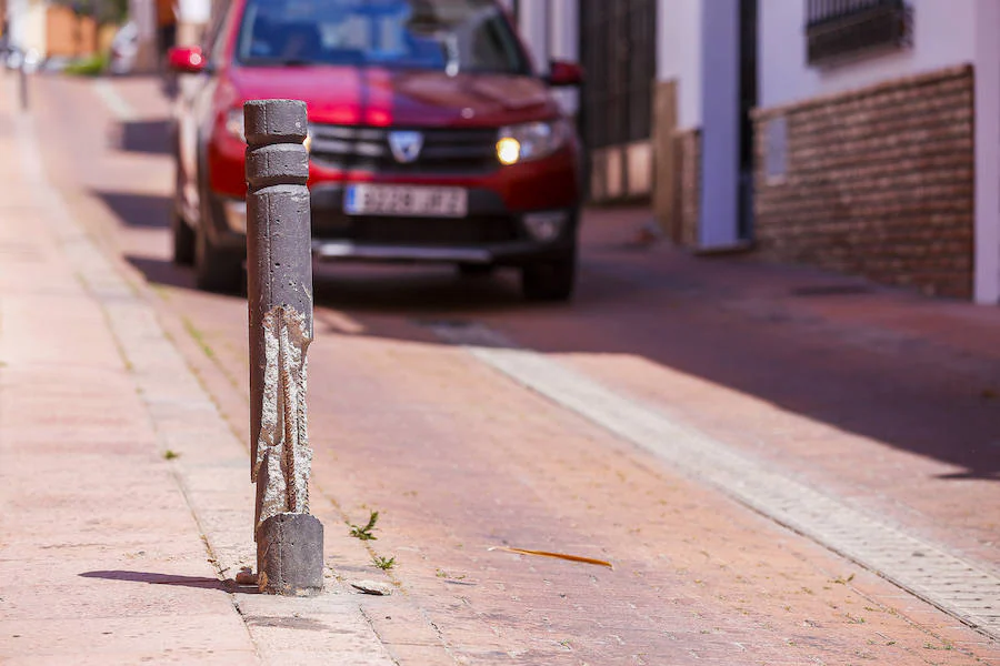 En apenas cien metros, en la calle Buenavista de Motril, se acumulan tres tipos distintos de bolardos, muchos de ellos destrozados y 25 huecos sin reponer 