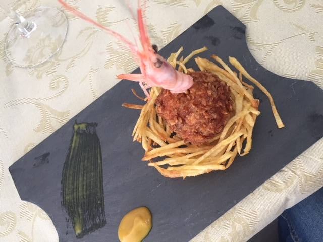 Croqueta de quisquilla en bechamel de cebolleta sobre nido de patata paja de La Ballena Azul. 