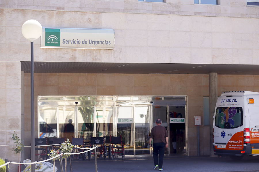 La puerta del Servicio de Urgencias del hospital comarcal Santa Ana de Motril. 