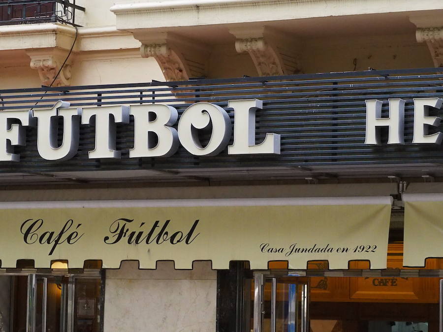 Lo que hace más de noventa años comenzó siendo un establecimiento de venta de leche con reparto a domicilio, se convirtió en una de las cafeterías más emblemáticas de la ciudad. 