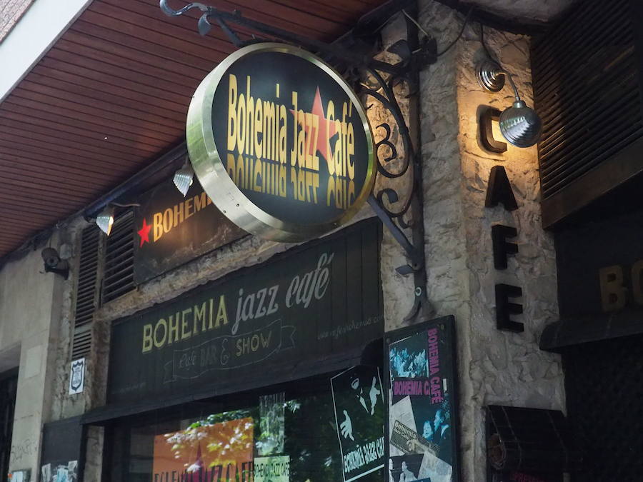 Desde 1997, rodeados de antigüedades y vestigios del cine clásico, el Bohemia es uno de esos sitios donde tomar un café o una copa nunca resulta ser una mala idea. 