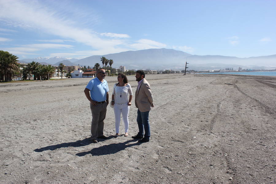 Los tenientes de alcalde esta mañana en la playa de Poniente de Motril. 