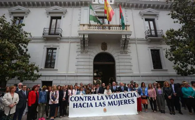 Minuto de silencio en la Plaza del Carmen por la muerte de María del Mar Contreras a manos de su pareja en el campo de tiro de Las Gabias. 