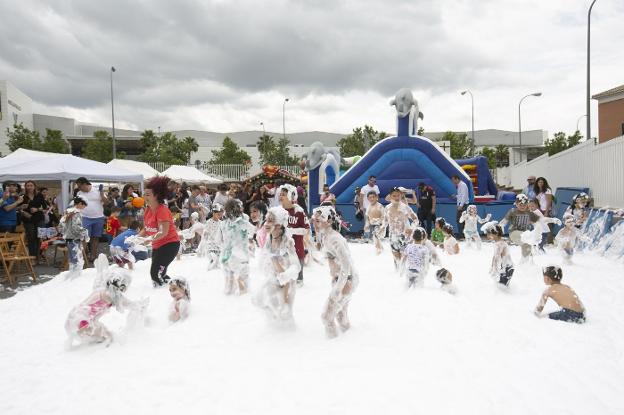 La fiesta de la espuma fue una de las actividades programadas durante la jornada. 