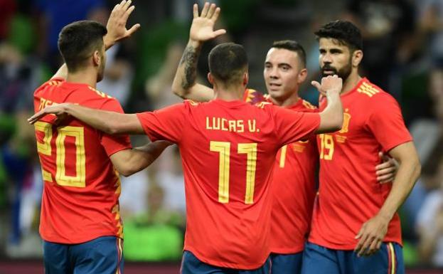 Iago Aspas recibie la felicitación de sus compañeros tras el gol ante Túnez. 