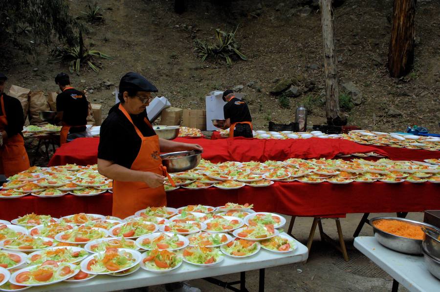 Las 44 personas jubiladas que han trabajado en los últimos años en la planta embotelladora recibieron un homenaje y una placa conmemorativa