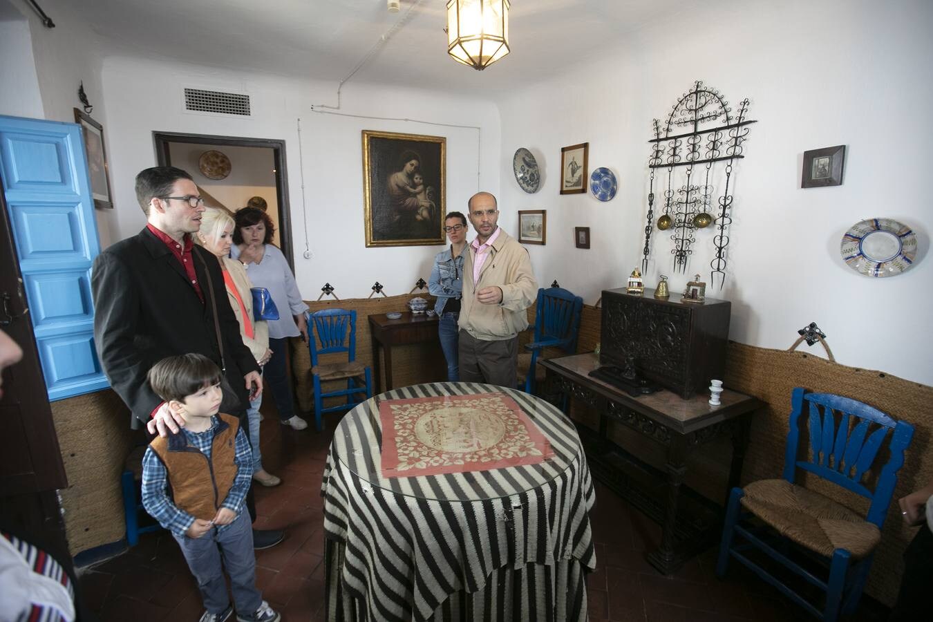 Más de un centenar de personas recorrieron ayer los más recónditos rincones del Centro, en una visita que superó el aforo previsto en origen