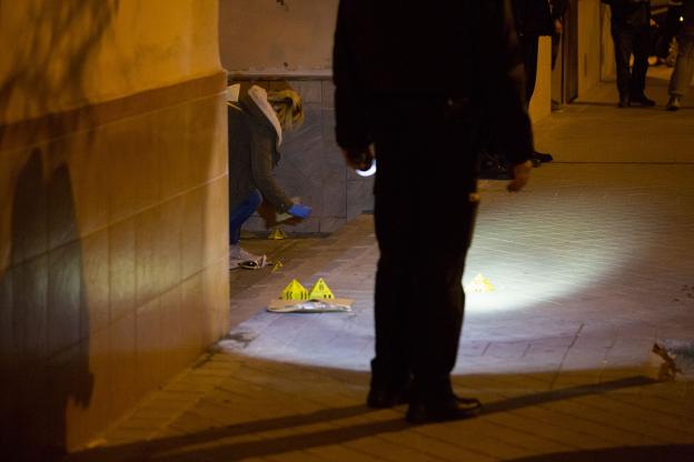 Policías tras el tiroteo en la avenida de Dílar el pasado enero, los autores están en Francia. 