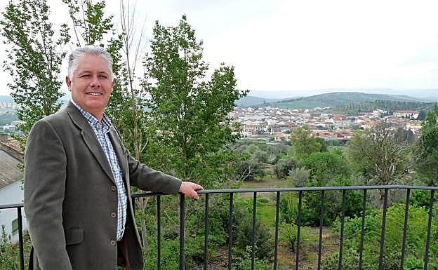 El alcalde de la localidad, en un mirador con el pueblo al fondo. 