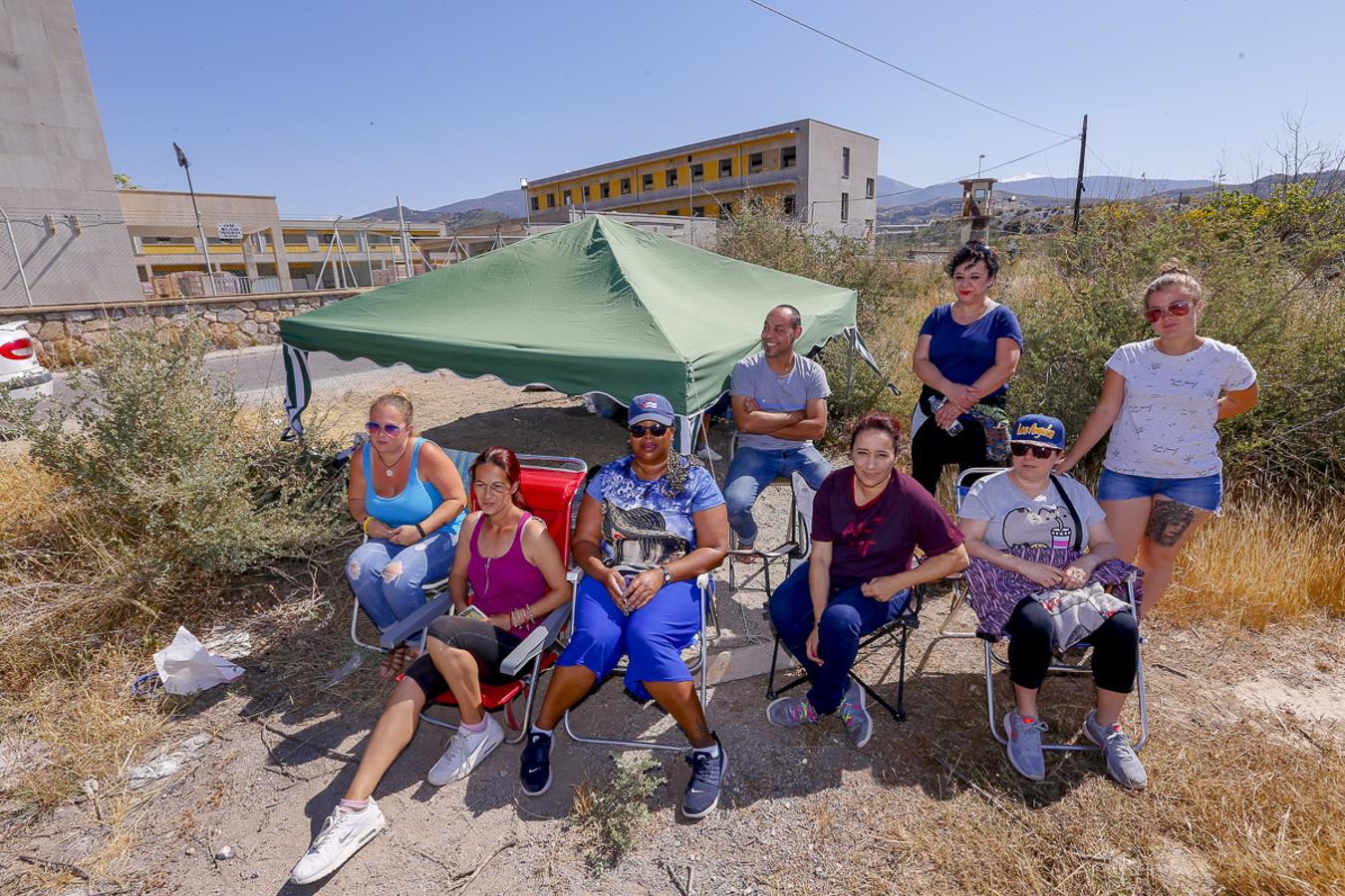 Quieren comprobar con sus propios ojos que las obras no siguen adelante y han establecido una vigilancia por turnos que se mantiene activa las 24 horas del día