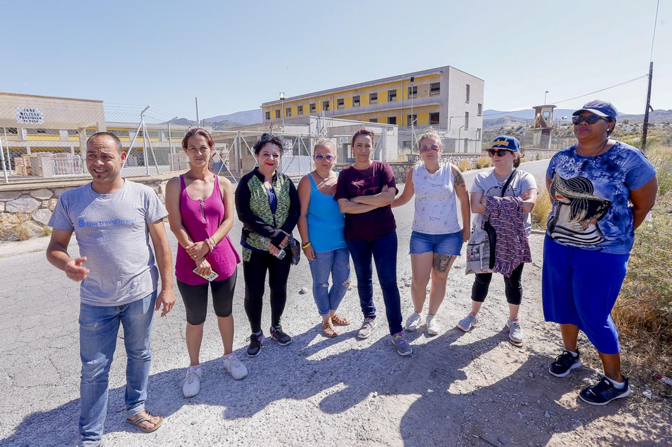 Quieren comprobar con sus propios ojos que las obras no siguen adelante y han establecido una vigilancia por turnos que se mantiene activa las 24 horas del día