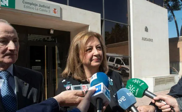 La exdirectora de la Alhambra defiende su labor y dice sentirse víctima de «una persecución»