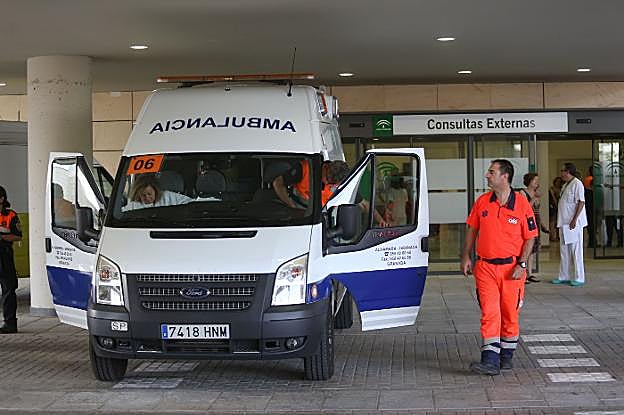 Una mujer llega en ambulancia al hospital del PTS, donde se prevé una ocupación de sólo el 66% en verano. 