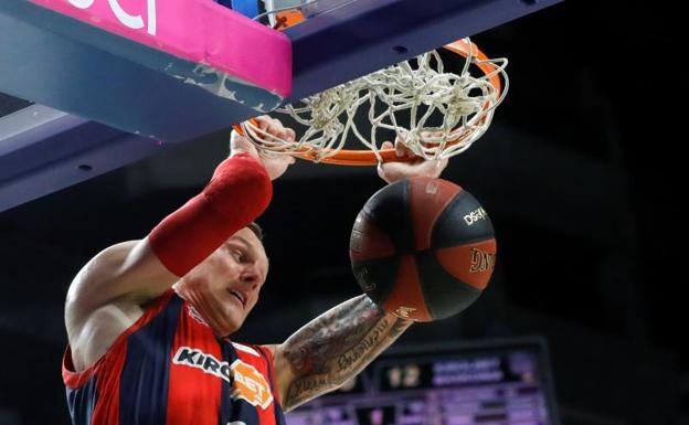 El alero letón del Baskonia Janis Timma machaca la canasta del Real Madrid.