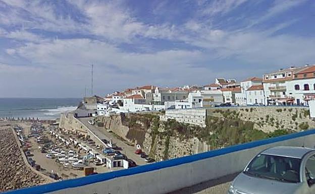 Muere una pareja al caerse por un muro de 30 metros cuando se hacían un selfie en una playa