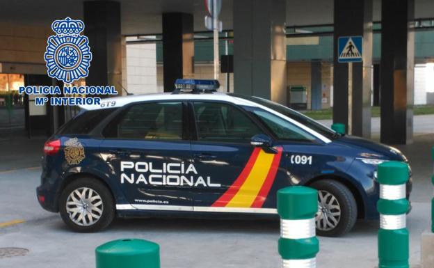 Amenaza e intenta acuchillar al personal de seguridad de un hospital de Granada