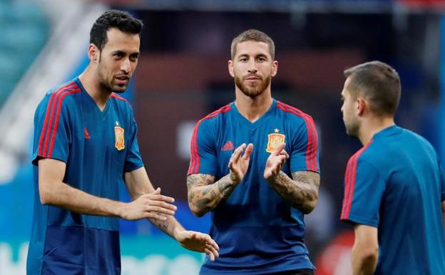 Sergio Busquets, Sergio Ramos y Jordi Alba, en el entrenamiento.