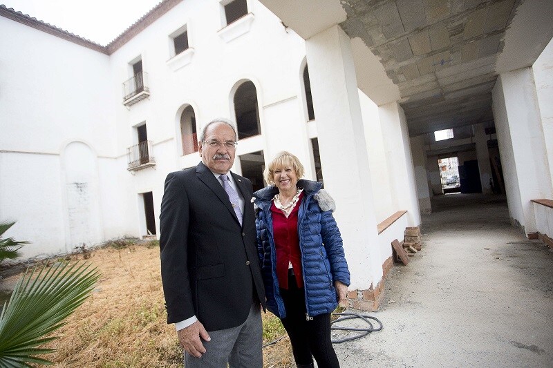 Trinitario Betoret y Sara Catalá posan en el hotel Cortijo de Andalucía que se paralizó en 2007 cuando estaba prácticamente terminado.