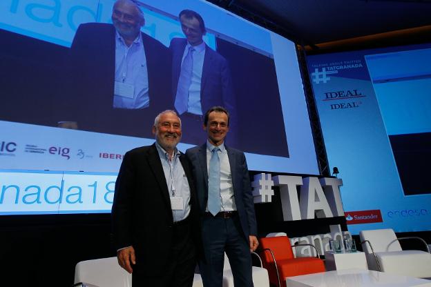 El premio Nobel de Economía, Joseph Stiglizt, y el nuevo ministro de Ciencia, Pedro Duque, ayer en el TAT.