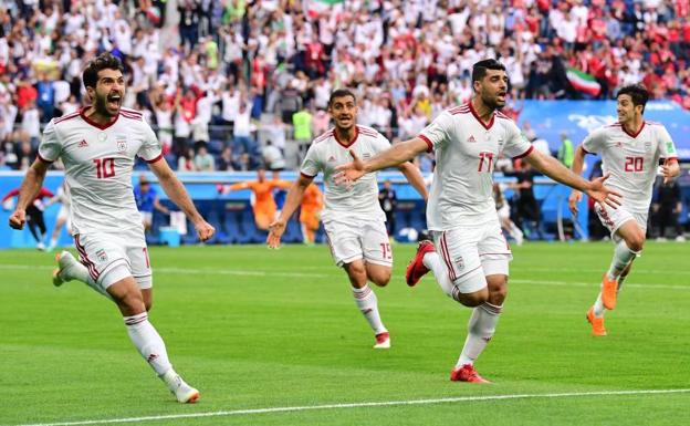 Los jugadores iraníes celebran el gol de la victoria.