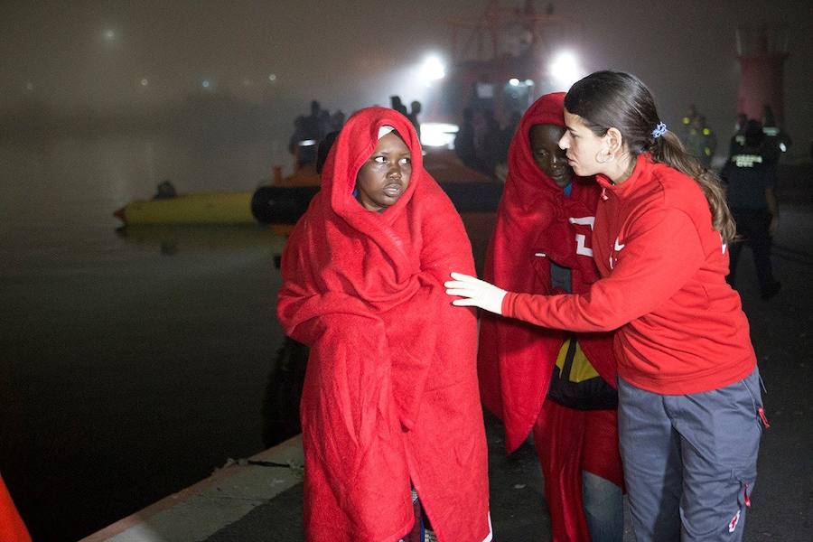 Entre ellos viajaban siete mujeres y siete menores a bordo de una embarcación procedente del norte de Marruecos
