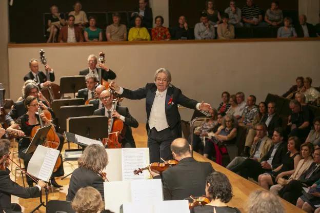 Antoni Ros Marbà dirige a la OCG durante el concierto de anoche, que tendrá su réplica en el día de hoy.