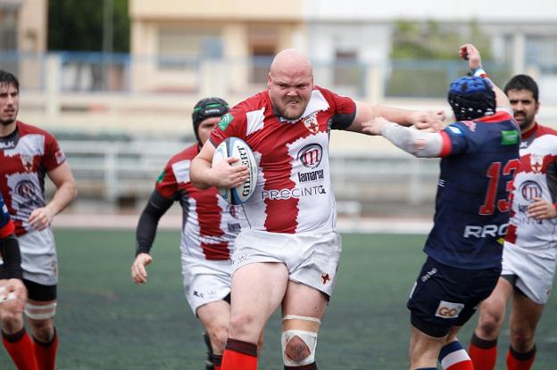 Kotze, de Unión Rugby Almería, corre con el oval para ganar un partido, algo importante en la cita de hoy frente a CAU.