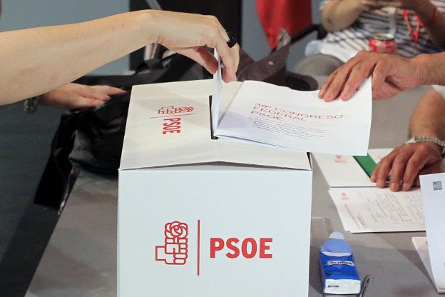 Una electora vota en unas elecciones primarias del PSOE.