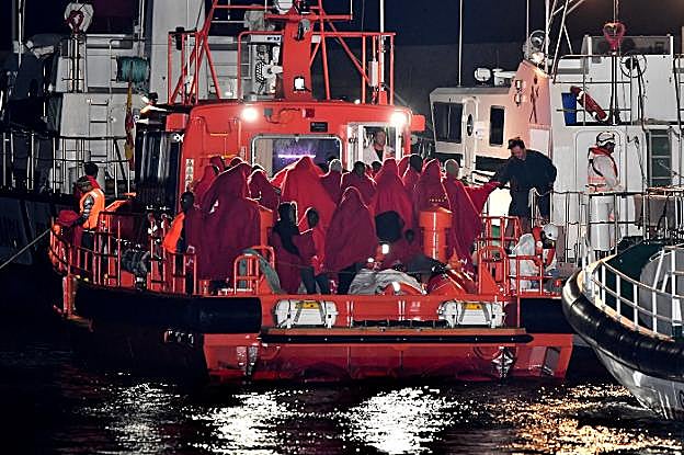 Centenares de migrantes han llegado al Puerto de Almería en los últimos dos días tras ser rescatados en el mar por Salvamento Marítimo.
