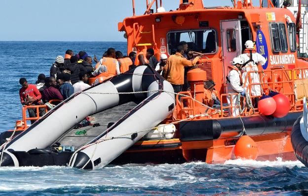 Salvamento traslada al puerto de Almería a 57 tripulantes de una patera rescatados en Alborán. 