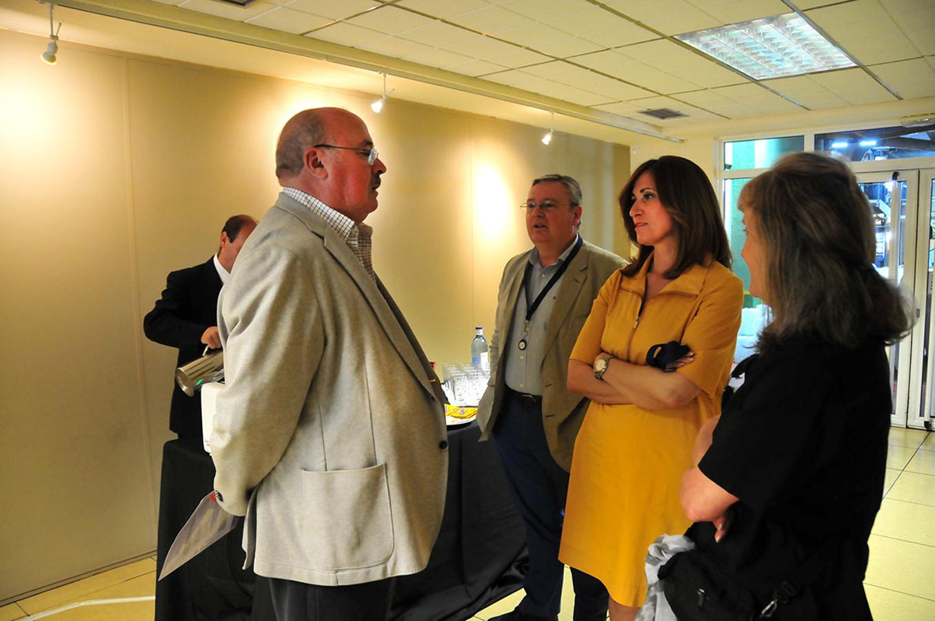 El director de IDEAL (izquierda) conversa con Inmaculada Oria en el centro), Javier Rodríguez y Merche S. Calle.