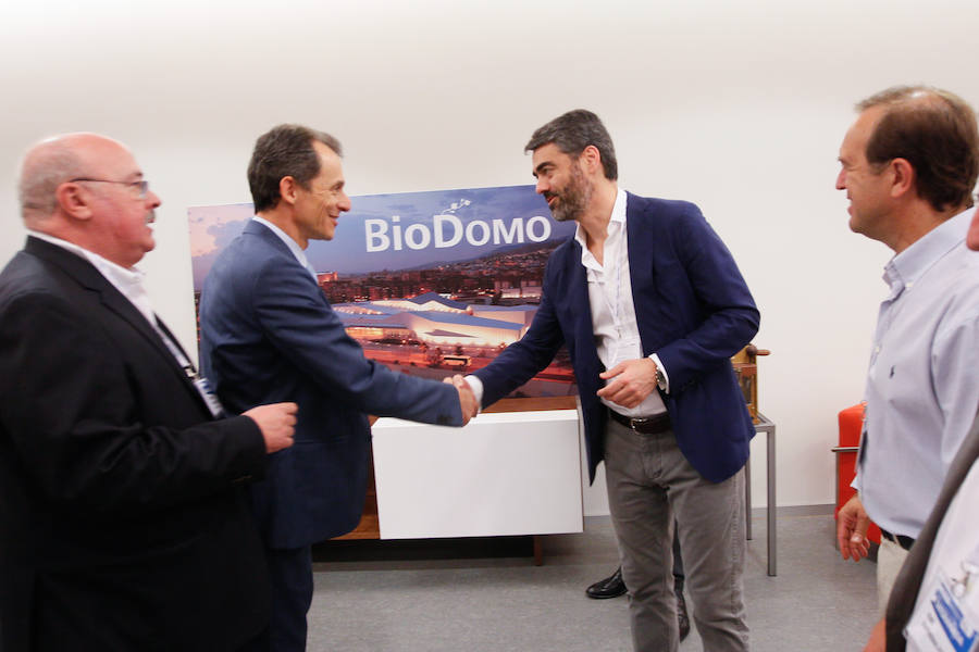 Un invitado estelar: el ministro Pedro Duque, que acudió al acto de inauguración de la sexta edición de TAT Granada. En la foto, desde la izquierda, junto al director de IDEAL, Eduardo Peralta; Luis Enríquez, consejero delegado del grupo Vocento; y Diego Vargas, director general de IDEAL. En su intervención, Duque destacó que hay que "utilizar bien el conocimiento" para hacer buen uso de las redes, y recomendó acudir siempre a los maestros.