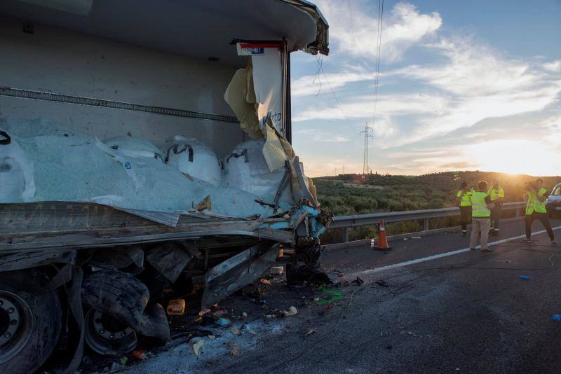 Las víctimas salieron despedidas | Viajaban en un autobús que cubría la línea entre Madrid y Granada con 34 pasajeros a bordo, más el conductor y una azafata | El autobús embistió el cajón de carga del camión desde atrás y por el lateral