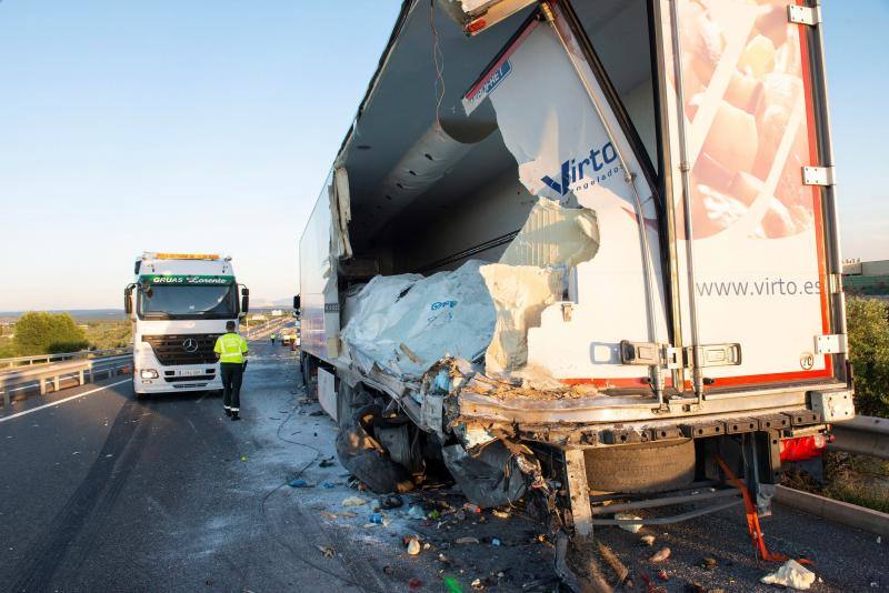 Las víctimas salieron despedidas | Viajaban en un autobús que cubría la línea entre Madrid y Granada con 34 pasajeros a bordo, más el conductor y una azafata | El autobús embistió el cajón de carga del camión desde atrás y por el lateral
