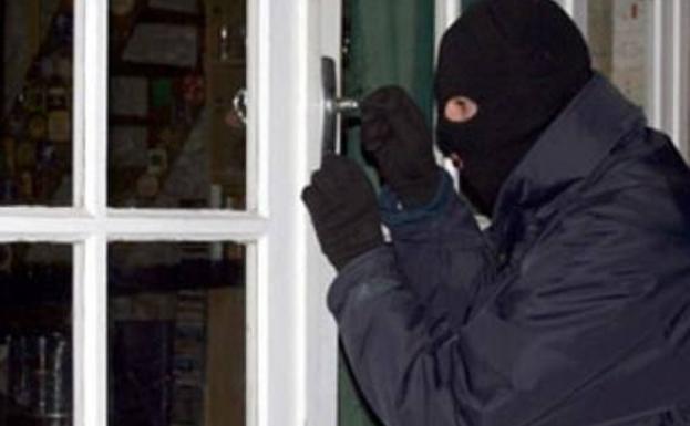 Un joven de 17 años sorprende a un ladrón en su casa, le regaña y le acompaña a la puerta
