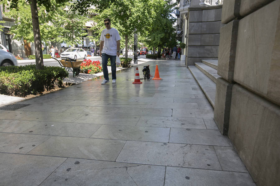 Esta actuación, habitual por estas fechas, se conoce técnicamente como abujardado y permite crear una capa dentada en el suelo que favorece la sujección