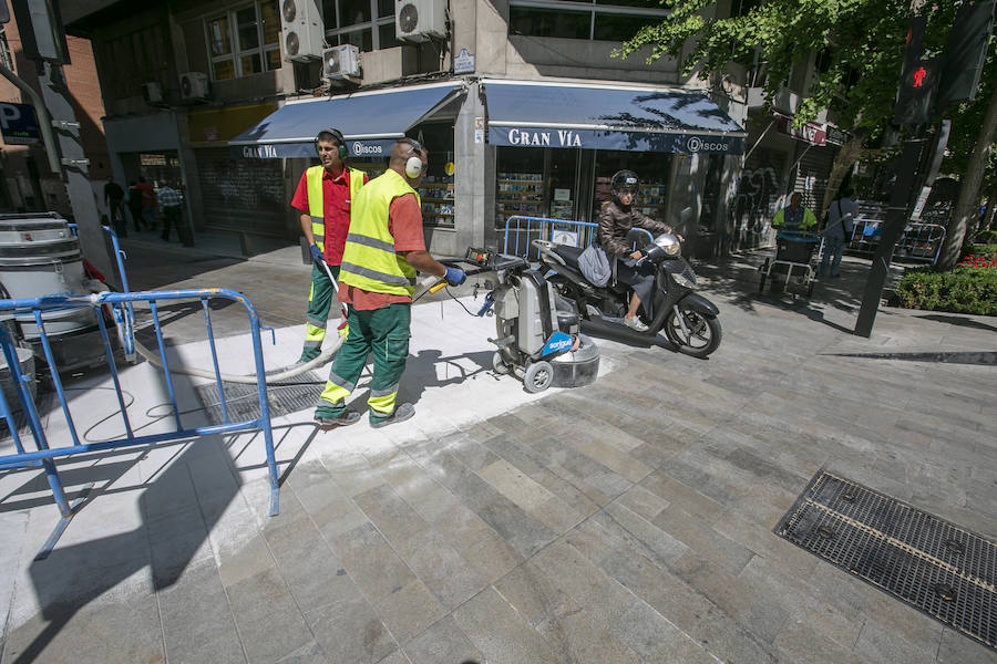Esta actuación, habitual por estas fechas, se conoce técnicamente como abujardado y permite crear una capa dentada en el suelo que favorece la sujección