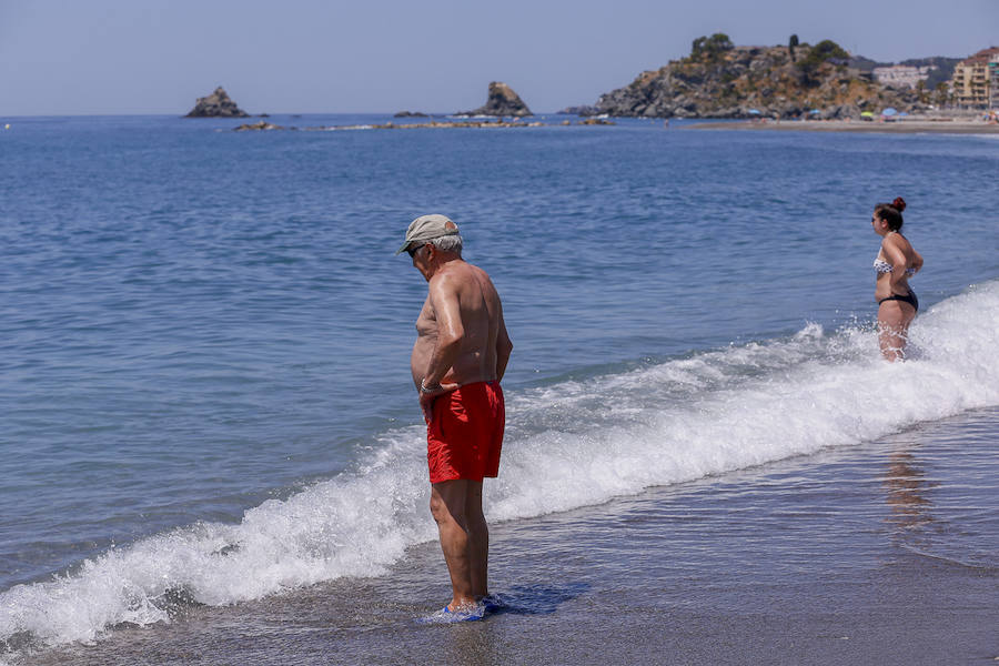 La Costa granadina se llena de 'cazadores' de medusas que ayudan a aliviar la orilla