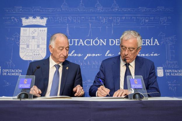 Gabriel Amat y José Cano durante la firma del acuerdo en la Diputación Provincial de Almería.