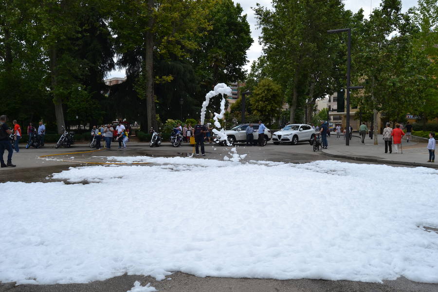 La Escudería 49.9 ofrecía a los aficionados del mundo de motor unas horas de disfrute, en especial a los más pequeños con síndrome de Down o afectados de alguna enfermedad que pudieron viajar por el centro de Granada en moto, sobre todo Harley Davidson o en coches clásicos o de competición