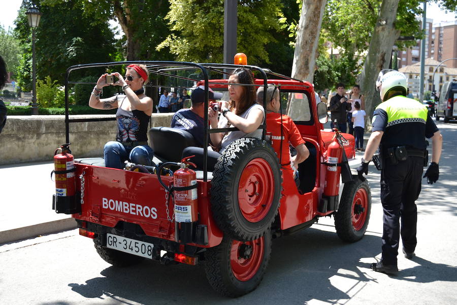 La Escudería 49.9 ofrecía a los aficionados del mundo de motor unas horas de disfrute, en especial a los más pequeños con síndrome de Down o afectados de alguna enfermedad que pudieron viajar por el centro de Granada en moto, sobre todo Harley Davidson o en coches clásicos o de competición