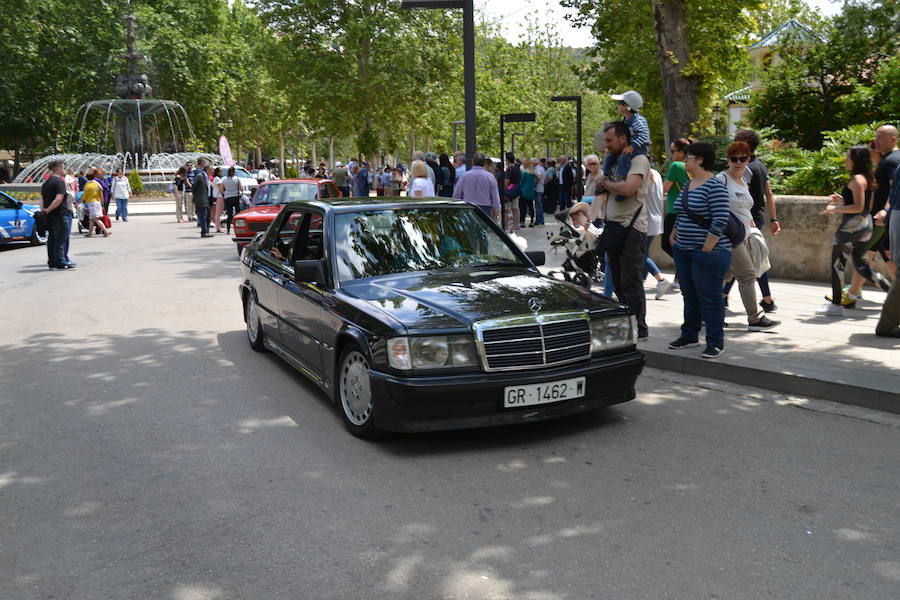 La Escudería 49.9 ofrecía a los aficionados del mundo de motor unas horas de disfrute, en especial a los más pequeños con síndrome de Down o afectados de alguna enfermedad que pudieron viajar por el centro de Granada en moto, sobre todo Harley Davidson o en coches clásicos o de competición