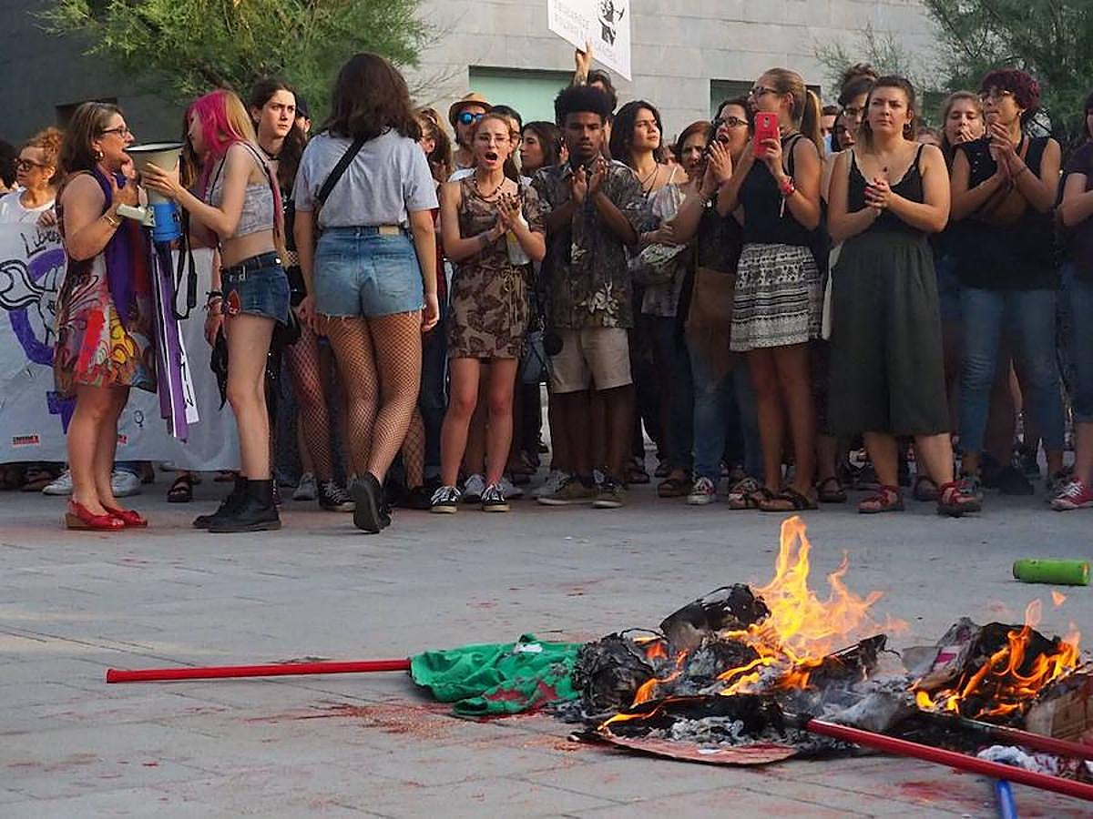 La puesta en libertad de los miembros de 'La Manada' provoca protestas en Granada, donde cientos de personas protestan contra la decisión judicial.