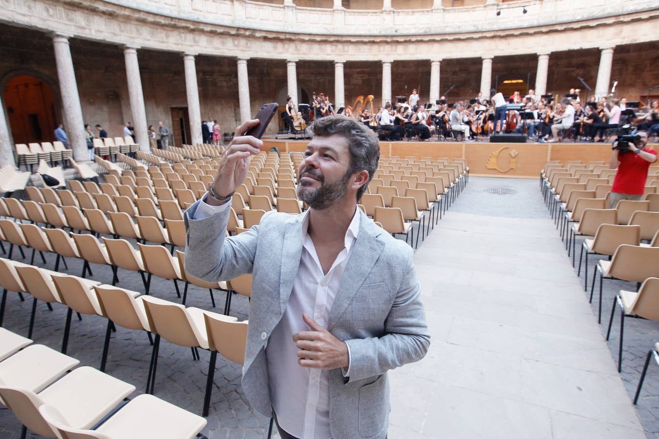 El granadino, que reconoció ayer su emoción por el inicio del festival, aprovechó para inmortalizar con su móvil el espacio en el que dirigirá esta noche. 