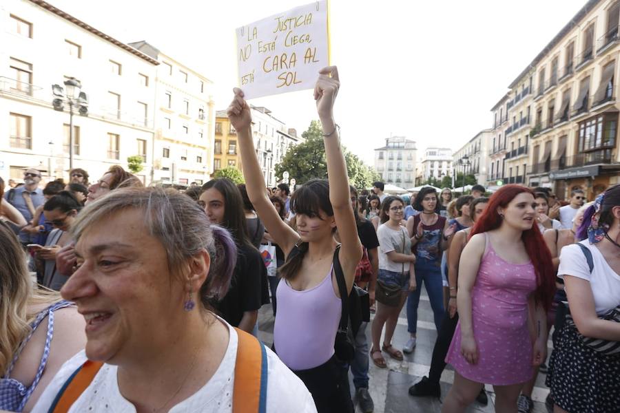 La puesta en libertad de los miembros de 'La Manada' provoca protestas en Granada, donde cientos de personas protestan contra la decisión judicial.