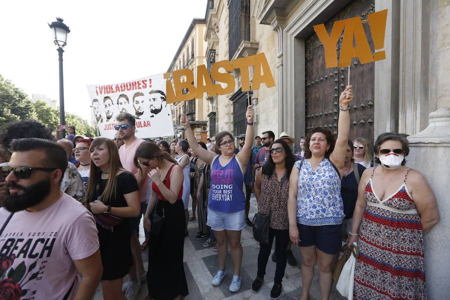 La puesta en libertad de los miembros de 'La Manada' provoca protestas en Granada, donde cientos de personas protestan contra la decisión judicial.