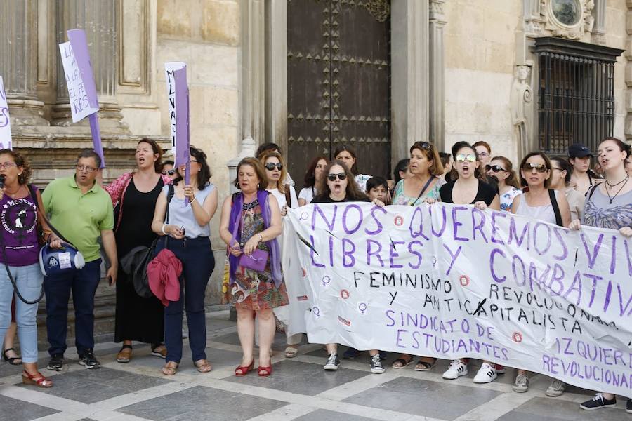 La puesta en libertad de los miembros de 'La Manada' provoca protestas en Granada, donde cientos de personas protestan contra la decisión judicial.