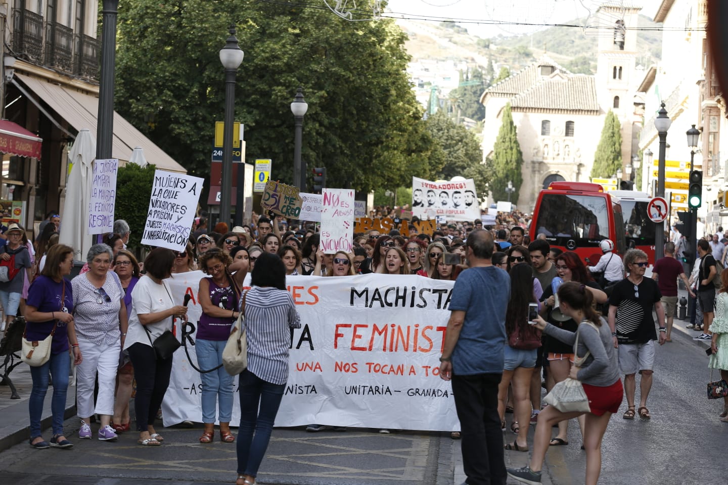 La puesta en libertad de los miembros de 'La Manada' provoca protestas en Granada, donde cientos de personas protestan contra la decisión judicial.
