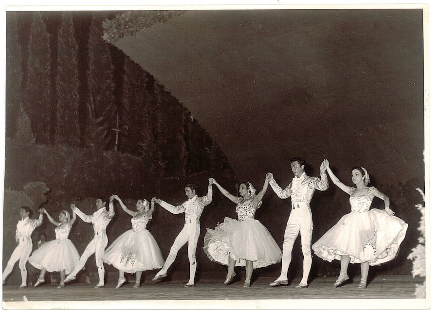 EL ballet español de Pilar López en el escenario del Generalife. 1954